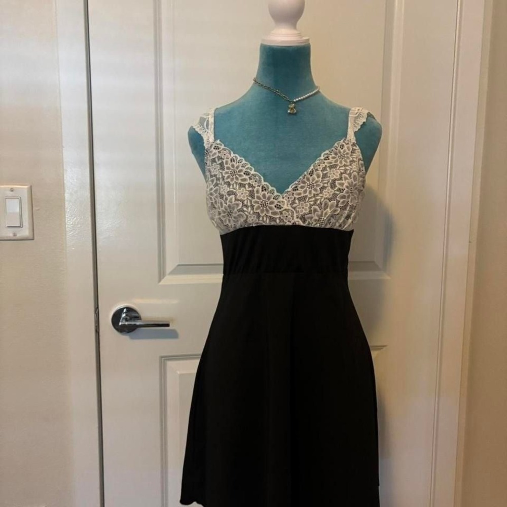 Black‎ and white lace dress with adjustable straps